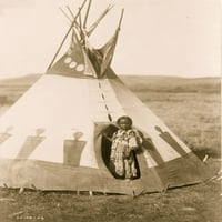 Giegan djevojka koja stoji na vratima Tepee, noseći košulje od perla, Montana. Print plakata