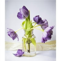Ljubičasta tulipana u vazi s antičkim ključem koji se tiče graciozno oko postera za poster vaze Lorna