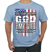 Samo se plaše dvije stvari koje su Boga i moja supruga humor muška grafička majica, svijetlo plava,