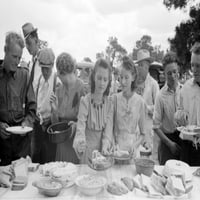 Večera u zajednici, 1940. NMEN i žene koje sami služe večeru u cjelodnevnom zajednici pjevaju u gradu