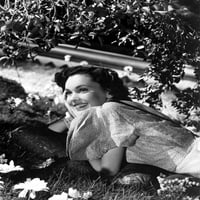 Maureen O'Sullivan leži na travi i nasmijan ispisa fotografija