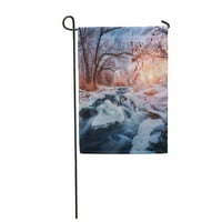 Božić sa snježnim šumskim zimskim krajolikom sa drvećem prekrasno smrznuta riječna zastava za zastavu u dekorativnoj zastavi