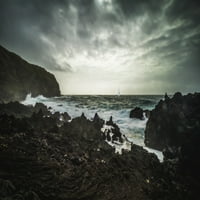 Čvrsti krajolik uz atlantsku obalu sa jahtom u oluji; Otok Sao Miguel, Azores, Portugal Aleksandr Vrublevskii
