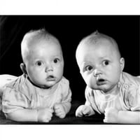 Posteranzi Sal2559574A Dvije bebe se naginje na laktove za plakat Print - In