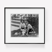 C Februar Fotografija dva dječaka koji drže drugog dječaka na travnjaku i Putti