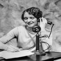 1920-ih Smijana žena koja sjedi na pisanju na stolu i razgovor na Telefon za svijećnju Print Vintage
