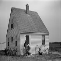 Indiana: Wabash Farms, 1938. nFarmer na koracima njegovog novog doma, Wabash Farms, Indiana. Fotografija
