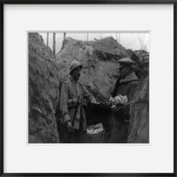 Foto: Američki Crveni poprečni distribucijski pokloni, Piave, Italija; Muškarci u rovu. 1918