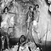 Zambija: Rudnik bakara. Nmine radnici rupe za bušenje za miniranje u rudniku bakra u Roan Antelope u