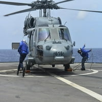 South China Sea, 3. juna - Sabovi za brod uklanjaju mišiće i lance iz MH-60S Sea Hawk helikopter prije