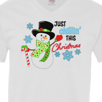 Inktastic samo chillin 'ovog božićnog zabavnog snjegovića u top šeširnim majicama V-izrez