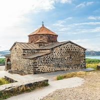 Armenija-Sevan Crkva Surp Astvatsatsina u kompletu manastira u Sevanavank na jezeru Sevan od Emily Wilson