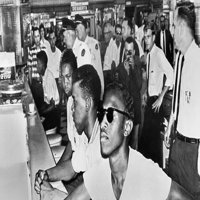 Brojač za ručak, 1961. Nfour Mladi crni muškarci koji sjede na segregiranom broju za ručak u drogu u