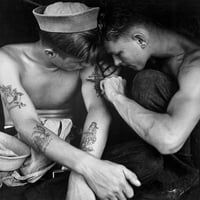 Tetovirani mornar na brodu Istorija u New Jerseyju