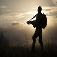 Silueta američkog marina sa puškom protiv zalaska sunca. Print postera Oleg Zabielin StockTrek Images
