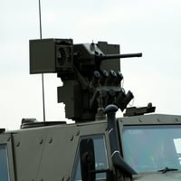 Gund montiran na vrhu blindiranog vozila Dingo II, koji koristi belgijski poster za plakat