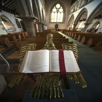 Otvorena Biblija na zlatnom podijumu u crkvi Svetog Andrije; Kelso, škotske granice, Škotska Poster