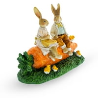 Uskršnja ljubav: Bunny Par sjedi na mrkvi figurini